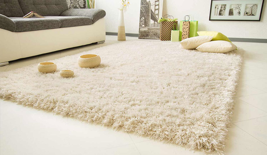 Schwarzes DTY-Garn wird zum Weben und Stricken von Stoffen verwendet